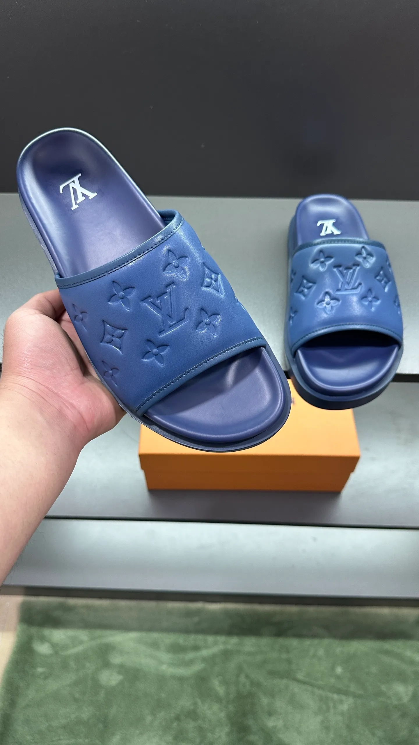 [L Home] P: 300💰Size: 38-45 Top purchasing lv men's summer slippers, classic presbyopia with soft real leather lining, unique color splicing effect, distinctive personality, fashionable and trendy essential style, light and comfortable. Lightweight and tough rubber insole, micro ridged foam outsole, super comfortable!